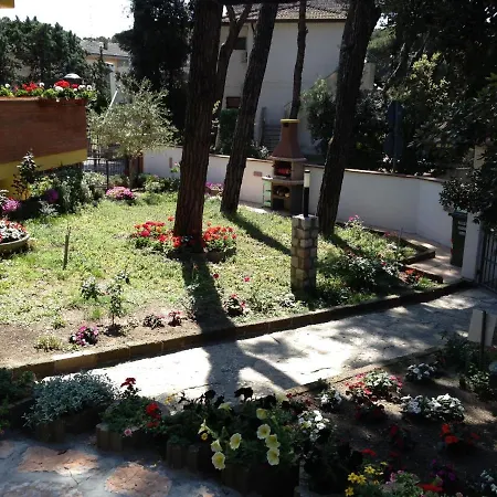 Cozy With Large Garden Near The *